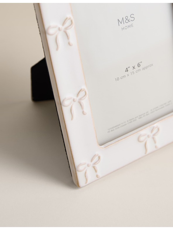 Marks & Spencer Fotorámček s keramickou mašľou 4x6 palcov Marks & Spencer biela