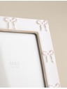 Marks & Spencer Fotorámček s keramickou mašľou 4x6 palcov Marks & Spencer biela