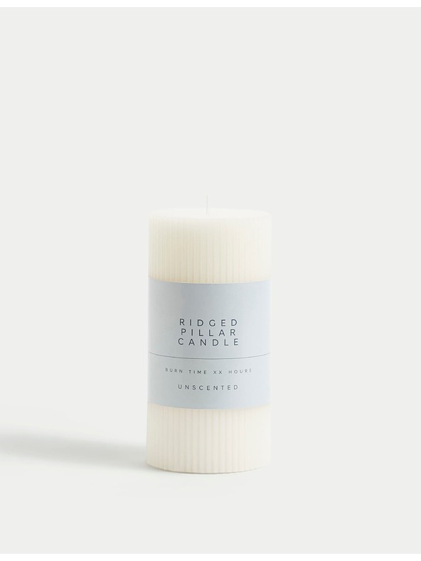 Marks & Spencer Vrúbkovaná stĺpová sviečka Marks & Spencer biela