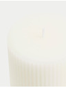 Marks & Spencer Vrúbkovaná stĺpová sviečka Marks & Spencer biela