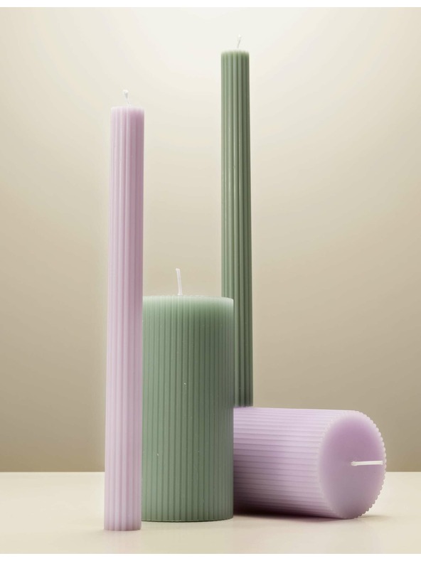 Marks & Spencer Vrúbkovaná stĺpová sviečka Marks & Spencer fialová