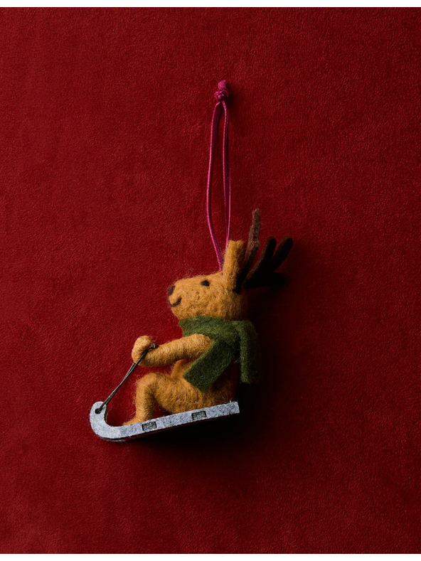 Marks & Spencer Závesná dekorácia s plstenými sobími saniami Marks & Spencer viacfarebná