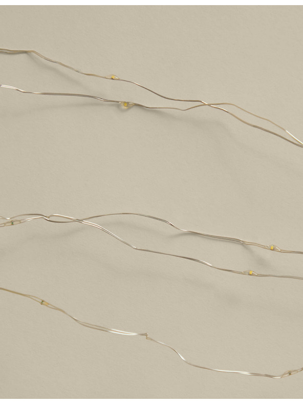 Marks & Spencer Teplé biele LED drôtené svetlo na batérie Marks & Spencer strieborná