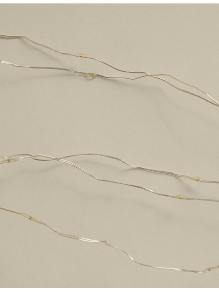 Marks & Spencer Teplé biele LED drôtené svetlo na batérie Marks & Spencer strieborná