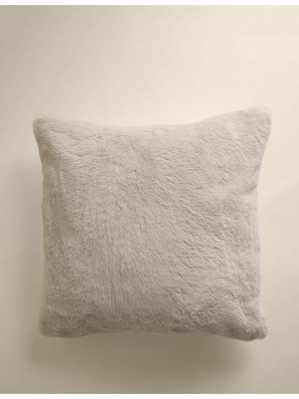 Marks & Spencer Mimoriadne mäkký vankúšik z umelej kožušiny Marks & Spencer smotanová