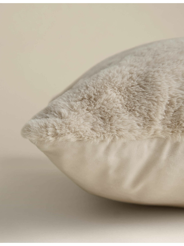 Marks & Spencer Mimoriadne mäkký vankúšik z umelej kožušiny Marks & Spencer smotanová