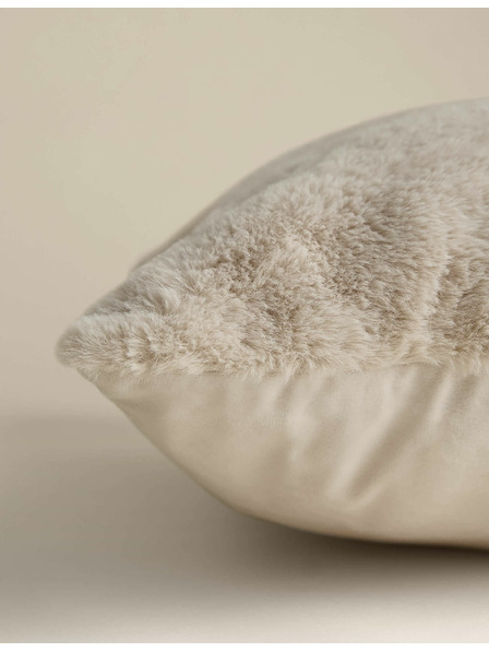 Marks & Spencer Mimoriadne mäkký vankúšik z umelej kožušiny Marks & Spencer smotanová