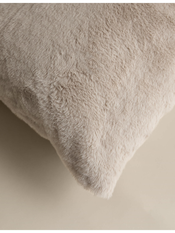 Marks & Spencer Mimoriadne mäkký vankúšik z umelej kožušiny Marks & Spencer smotanová