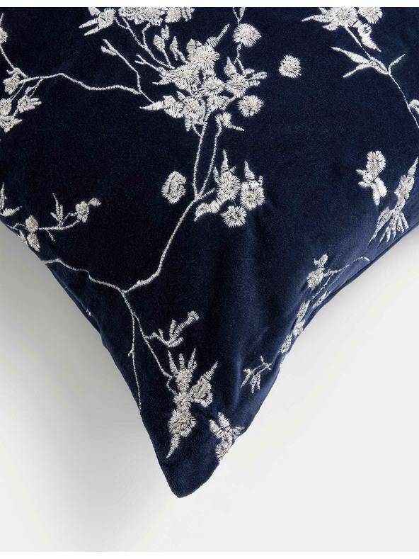 Marks & Spencer Zamatový vankúš s vyšívanými čerešňovými kvetmi Marks & Spencer námorná modrá