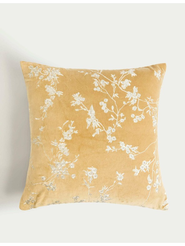 Marks & Spencer Zamatový vankúš s vyšívanými čerešňovými kvetmi Marks & Spencer zlatá