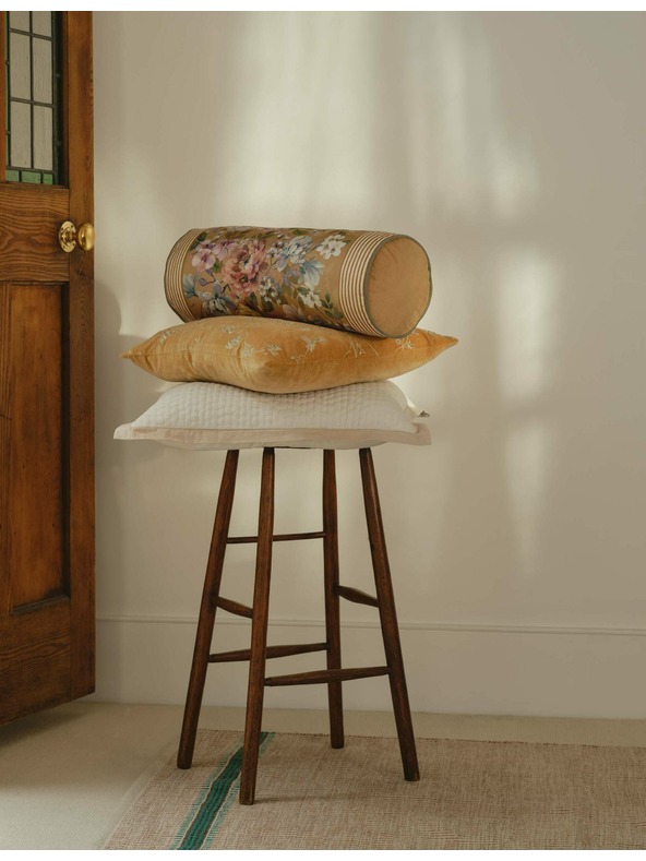 Marks & Spencer Zamatový vankúš s vyšívanými čerešňovými kvetmi Marks & Spencer zlatá