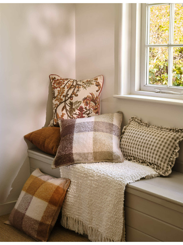 Marks & Spencer Vankúš z čistej bavlny s kvetinovou výšivkou Marks & Spencer smotanová