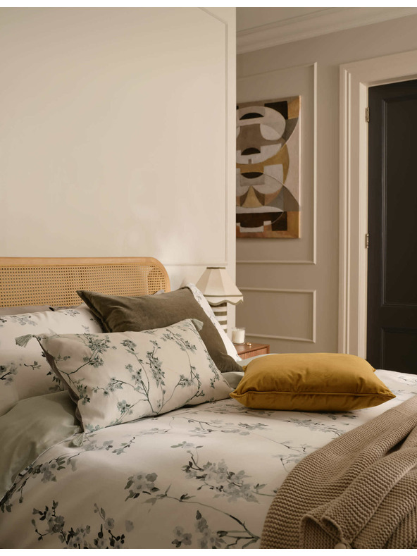 Marks & Spencer Zamatový vankúšik s lemovaním Marks & Spencer žltá