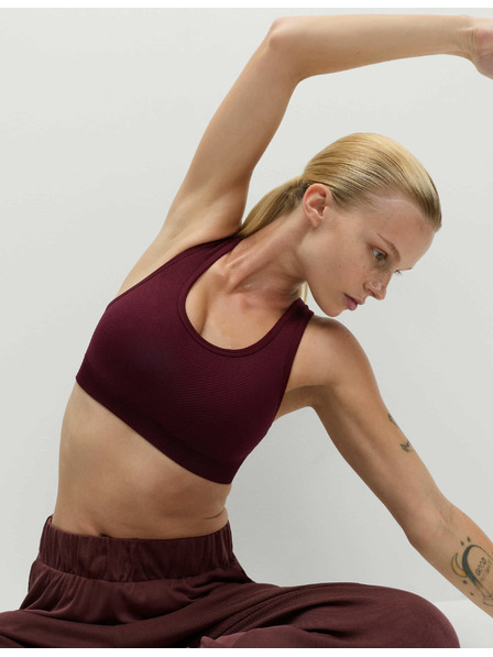 Marks & Spencer Stredne spevnená obojstranná bezšvová športová podprsenka Marks & Spencer červená