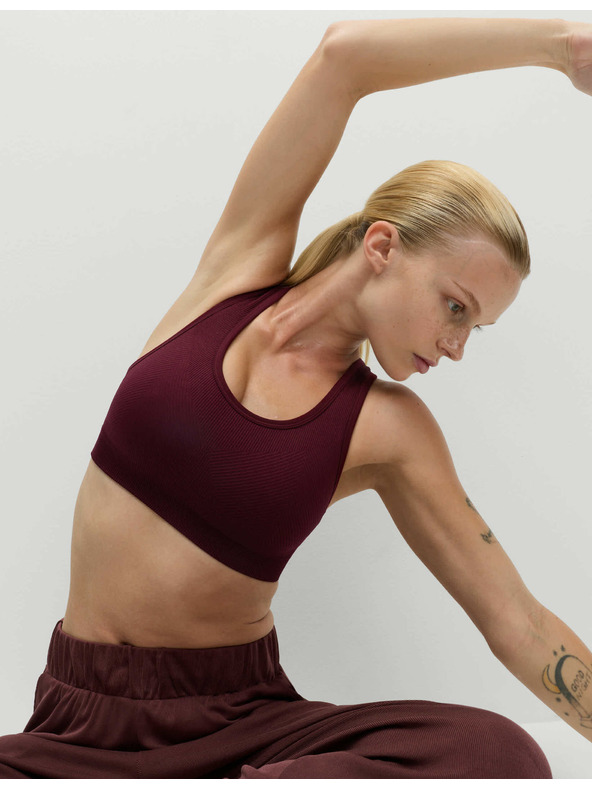 Marks & Spencer Stredne spevnená obojstranná bezšvová športová podprsenka Marks & Spencer červená