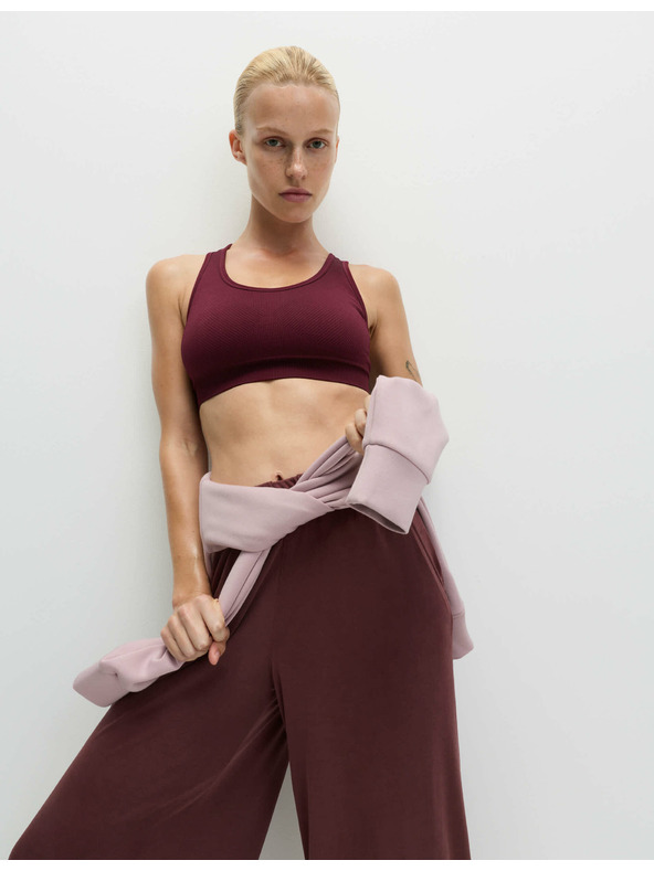 Marks & Spencer Stredne spevnená obojstranná bezšvová športová podprsenka Marks & Spencer červená