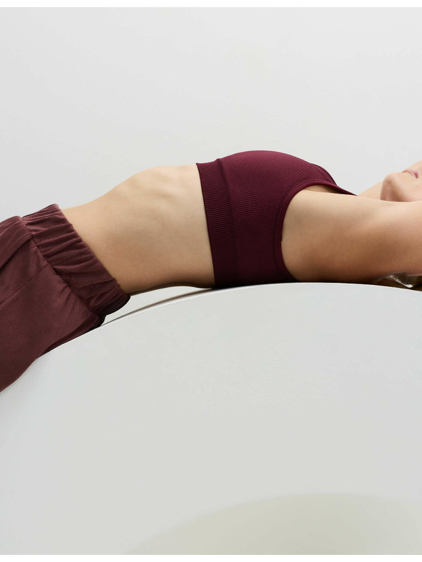 Marks & Spencer Stredne spevnená obojstranná bezšvová športová podprsenka Marks & Spencer červená