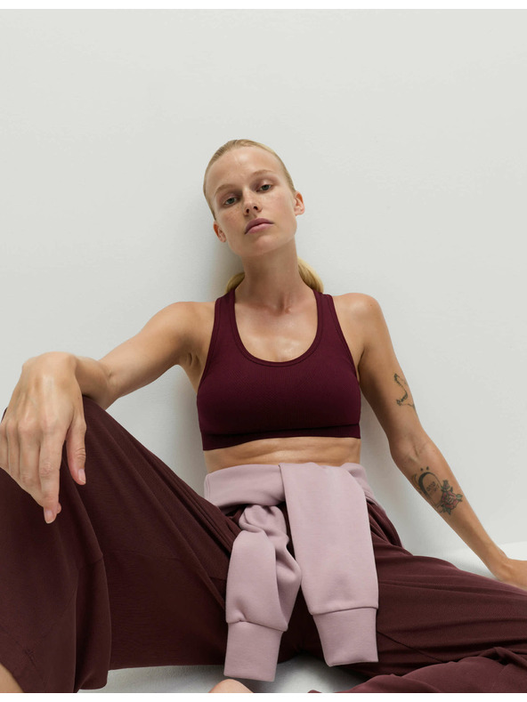 Marks & Spencer Stredne spevnená obojstranná bezšvová športová podprsenka Marks & Spencer červená