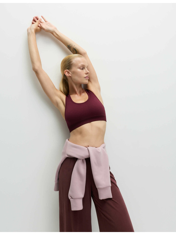 Marks & Spencer Stredne spevnená obojstranná bezšvová športová podprsenka Marks & Spencer červená