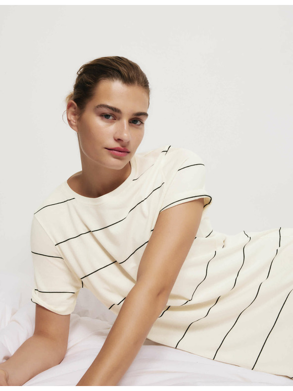 Marks & Spencer Pruhovaná nočná košieľka s technológiou Cool Comfort™ Marks & Spencer smotanová