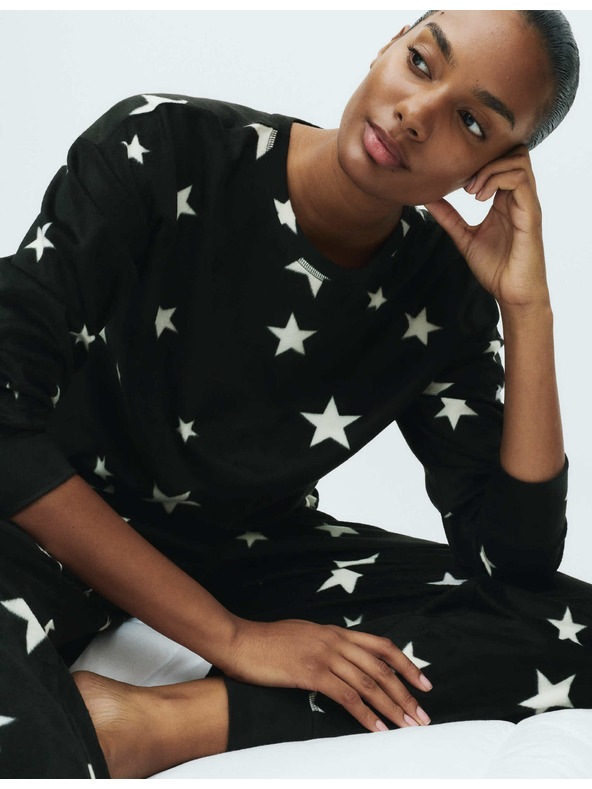 Marks & Spencer Flísová pyžamová súprava s potlačou hviezd a nohavicami s manžetovým lemom Marks & Spencer čierna