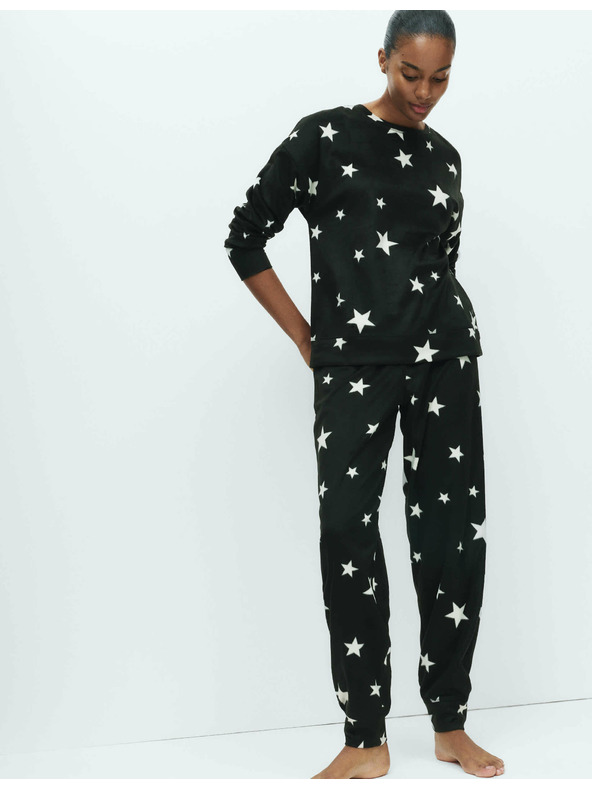 Marks & Spencer Flísová pyžamová súprava s potlačou hviezd a nohavicami s manžetovým lemom Marks & Spencer čierna