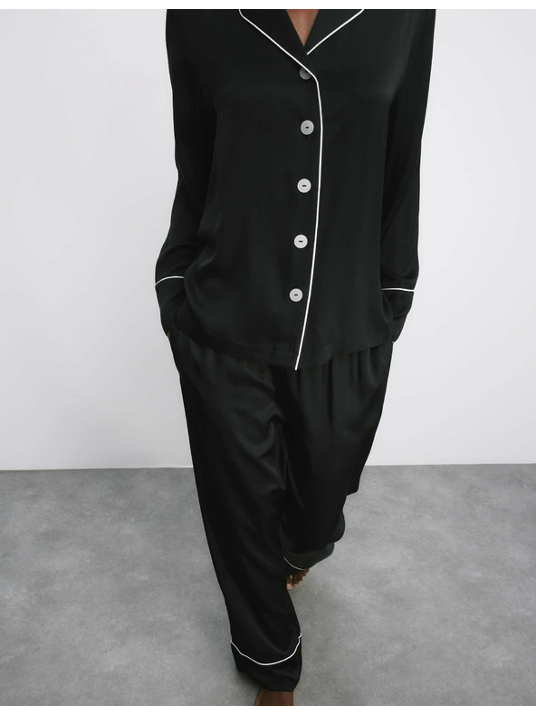 Marks & Spencer Saténová pyžamová súprava s chlopňami Marks & Spencer čierna