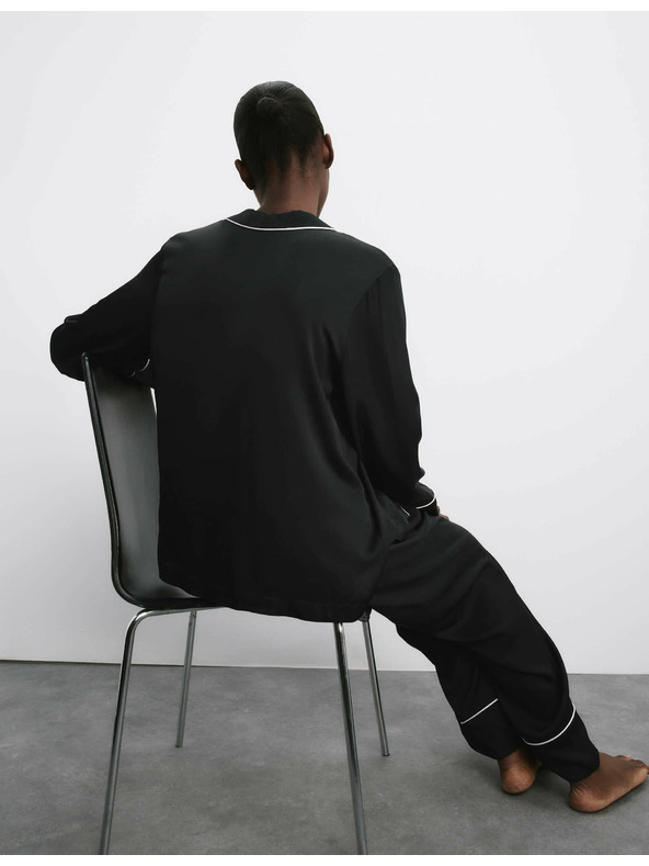 Marks & Spencer Saténová pyžamová súprava s chlopňami Marks & Spencer čierna