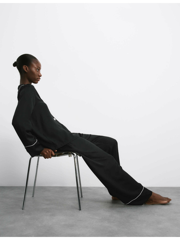 Marks & Spencer Saténová pyžamová súprava s chlopňami Marks & Spencer čierna