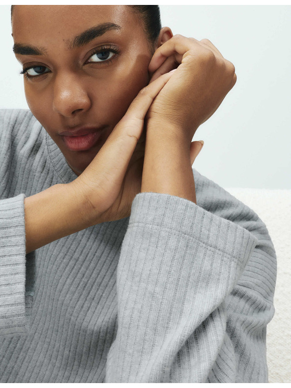 Marks & Spencer Rebrovaný pyžamový top s výstrihom ku krku a dlhými rukávmi Marks & Spencer sivá