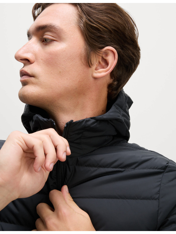 Marks & Spencer Ľahká bunda s perím a prachovým perím Marks & Spencer čierna