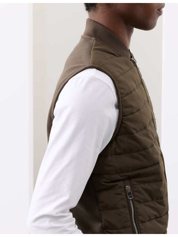 Marks & Spencer Prešívaná vesta so zapínaním na zips s technológiou Stormwear™ a s vysokým podielom bavlny Marks & Spencer zelená