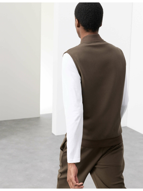 Marks & Spencer Prešívaná vesta so zapínaním na zips s technológiou Stormwear™ a s vysokým podielom bavlny Marks & Spencer zelená