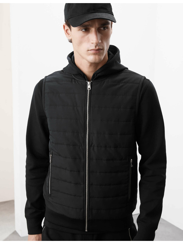 Marks & Spencer Prešívaná vesta so zapínaním na zips s technológiou Stormwear™ a s vysokým podielom bavlny Marks & Spencer čierna