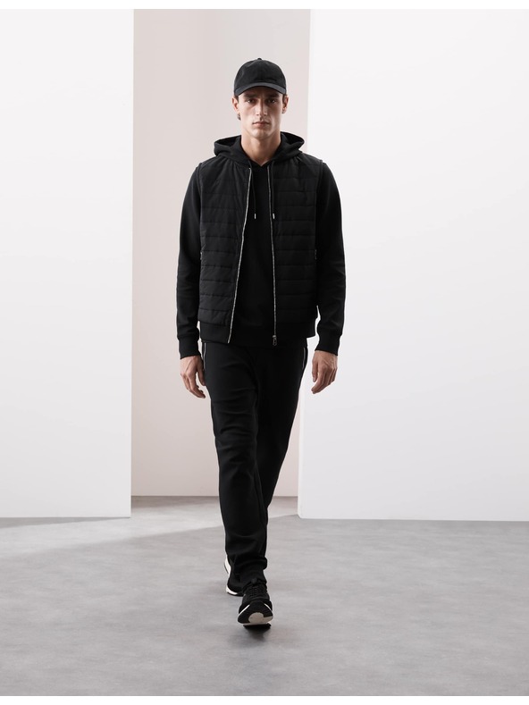 Marks & Spencer Prešívaná vesta so zapínaním na zips s technológiou Stormwear™ a s vysokým podielom bavlny Marks & Spencer čierna