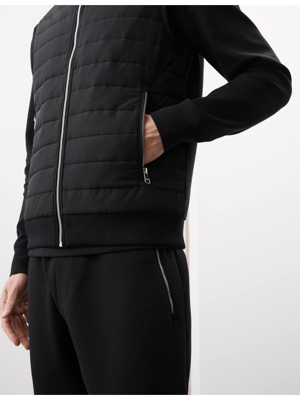 Marks & Spencer Prešívaná vesta so zapínaním na zips s technológiou Stormwear™ a s vysokým podielom bavlny Marks & Spencer čierna