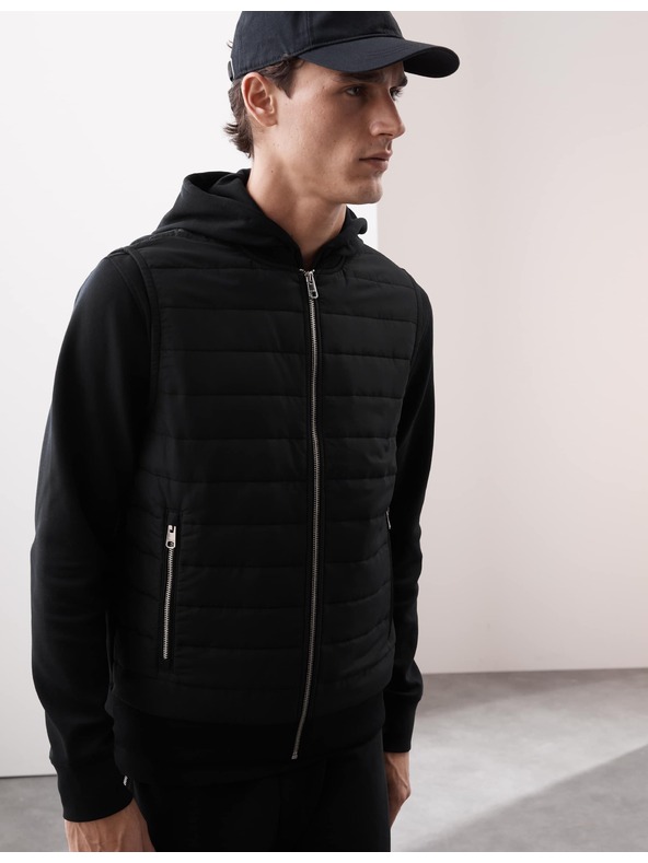 Marks & Spencer Prešívaná vesta so zapínaním na zips s technológiou Stormwear™ a s vysokým podielom bavlny Marks & Spencer čierna
