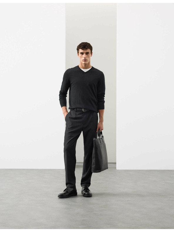 Marks & Spencer Sveter s výstrihom do V z čistej mimoriadne jemnej vlny merino Marks & Spencer čierna