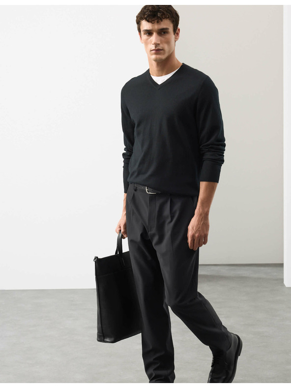 Marks & Spencer Sveter s výstrihom do V z čistej mimoriadne jemnej vlny merino Marks & Spencer čierna