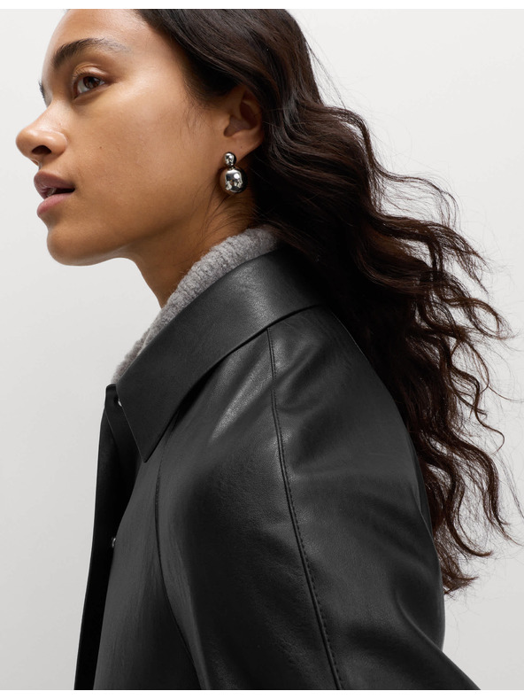 Marks & Spencer Dlhý kabát z umelej kože s golierom Marks & Spencer čierna