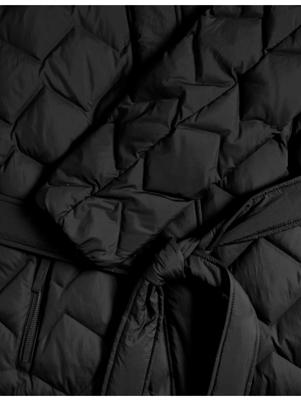 Marks & Spencer Prešívaný kabát s perím a páperím, so cik-cak vzorom Marks & Spencer čierna