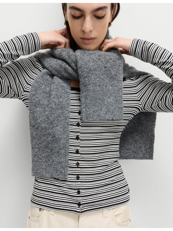 Marks & Spencer Top s oválnym výstrihom, rozhalenkou a vysokým podielom bavlny Marks & Spencer čierna