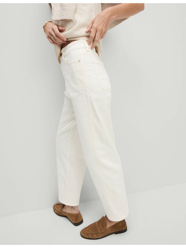 Marks & Spencer Džínsy s nohavicami mrkvového strihu ku člnkom a vysokým pásom Marks & Spencer smotanová