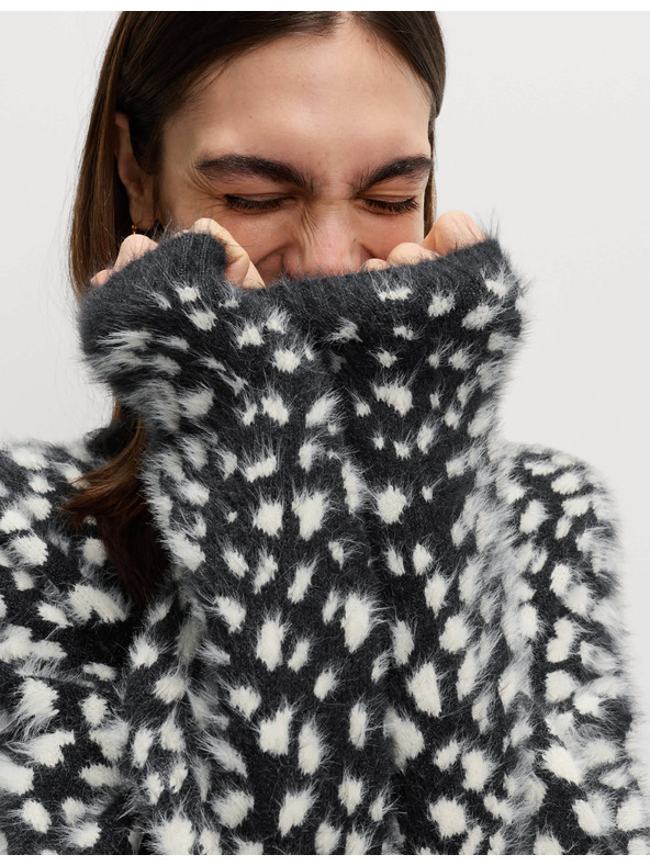 Marks & Spencer Voľný sveter s výstrihom ku krku so zvieracím vzorom Marks & Spencer čierna