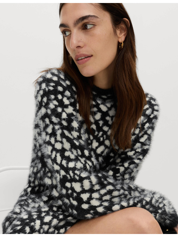 Marks & Spencer Voľný sveter s výstrihom ku krku so zvieracím vzorom Marks & Spencer čierna