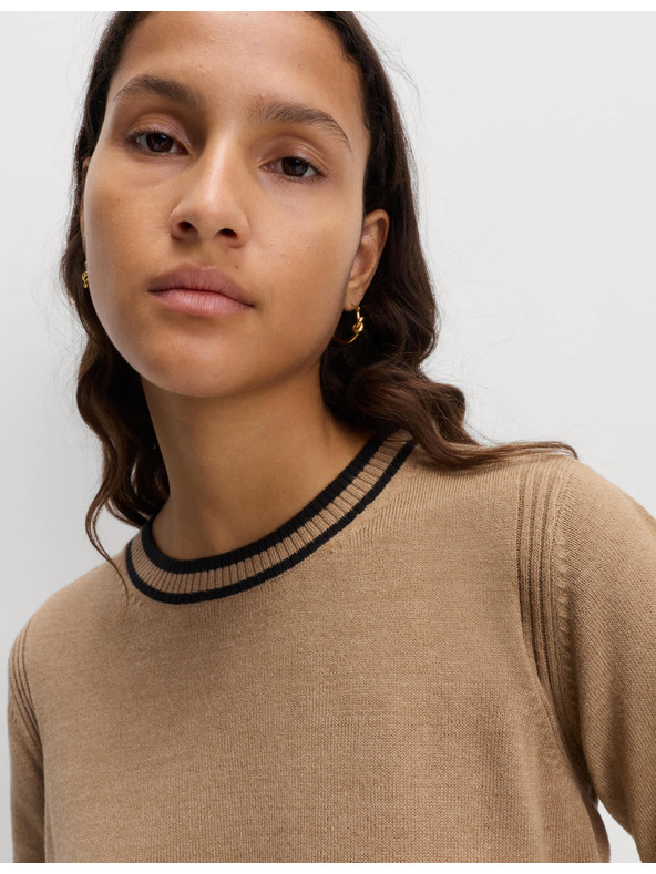 Marks & Spencer Mimoriadne mäkký sveter s výstrihom ku krku a kontrastnými lemami Marks & Spencer hnedá