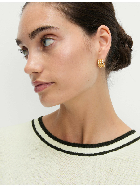 Marks & Spencer Mimoriadne mäkký sveter s výstrihom ku krku a kontrastnými lemami Marks & Spencer smotanová