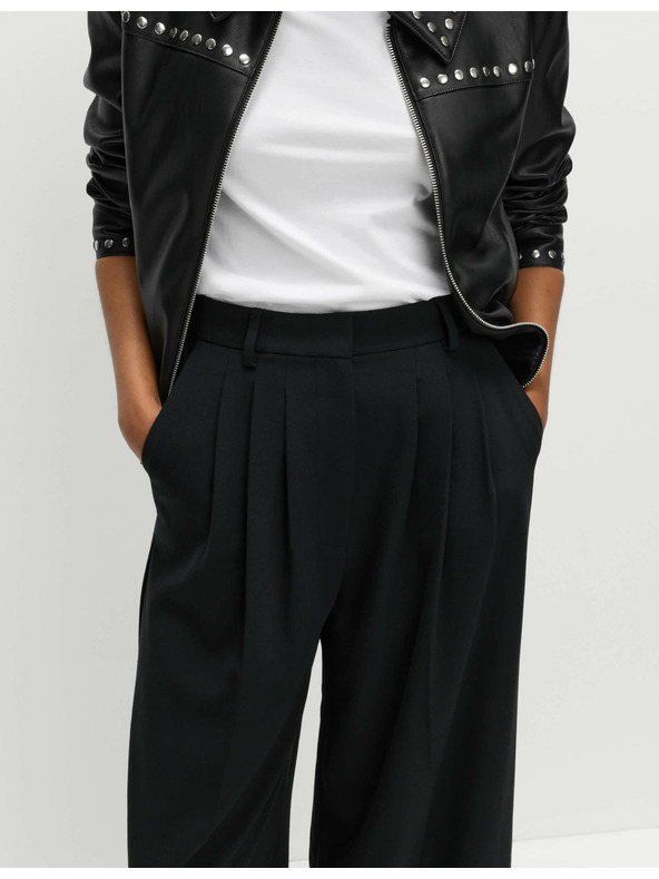 Marks & Spencer Nohavice so sklady a širokými nohavicami Marks & Spencer čierna