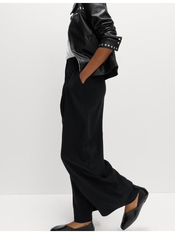 Marks & Spencer Nohavice so sklady a širokými nohavicami Marks & Spencer čierna