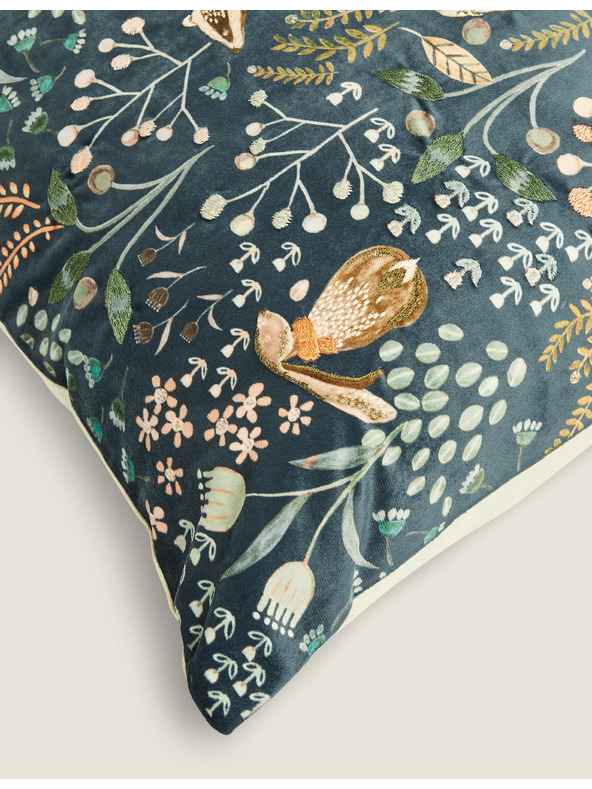 Marks & Spencer Vyšívaný vankúšik s lesným motívom Marks & Spencer námorná modrá